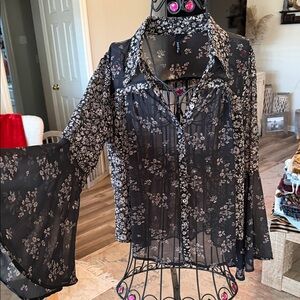 Chic Floral Black Blouse